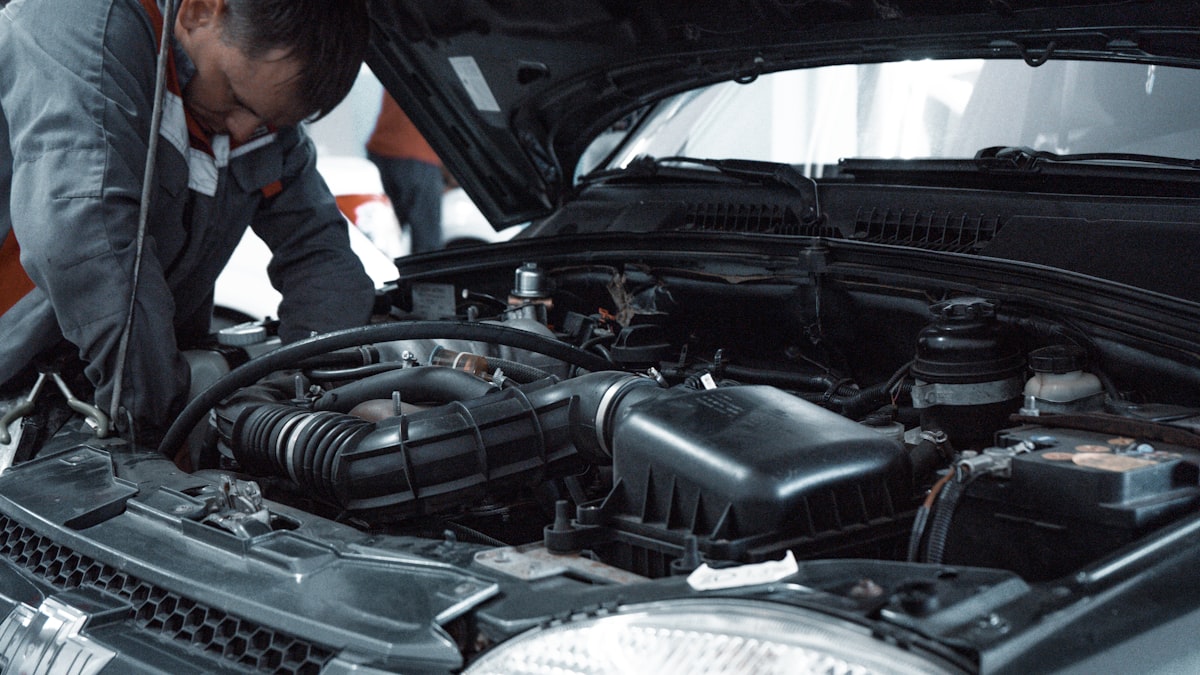 Mobile auto repair service vehicle
